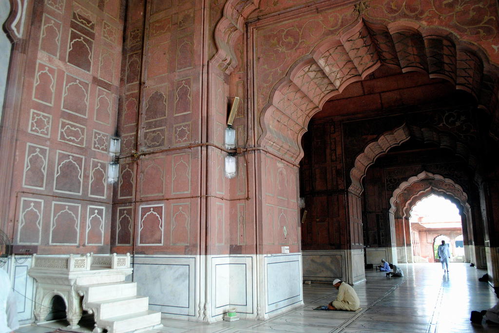 Interior de la mezquita Jama Masjid