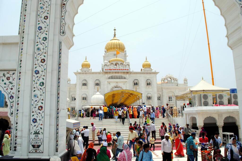 Accediendo al templo Gurudwara Bangla Sahib Accediendo al templo Gurudwara Bangla Sahib