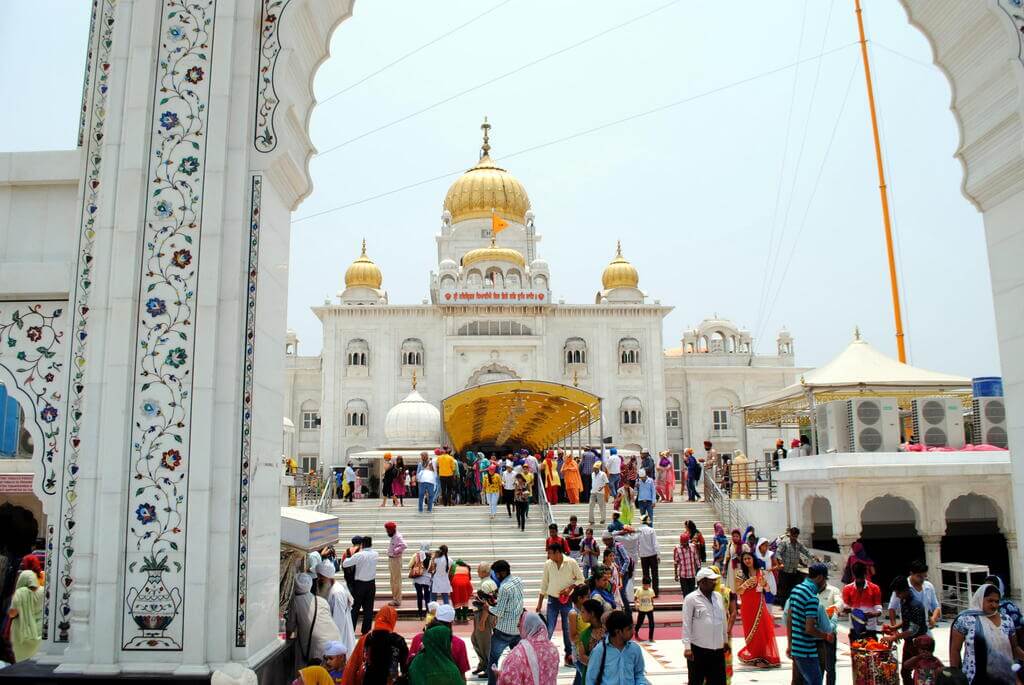 Accediendo al templo Gurudwara Bangla Sahib