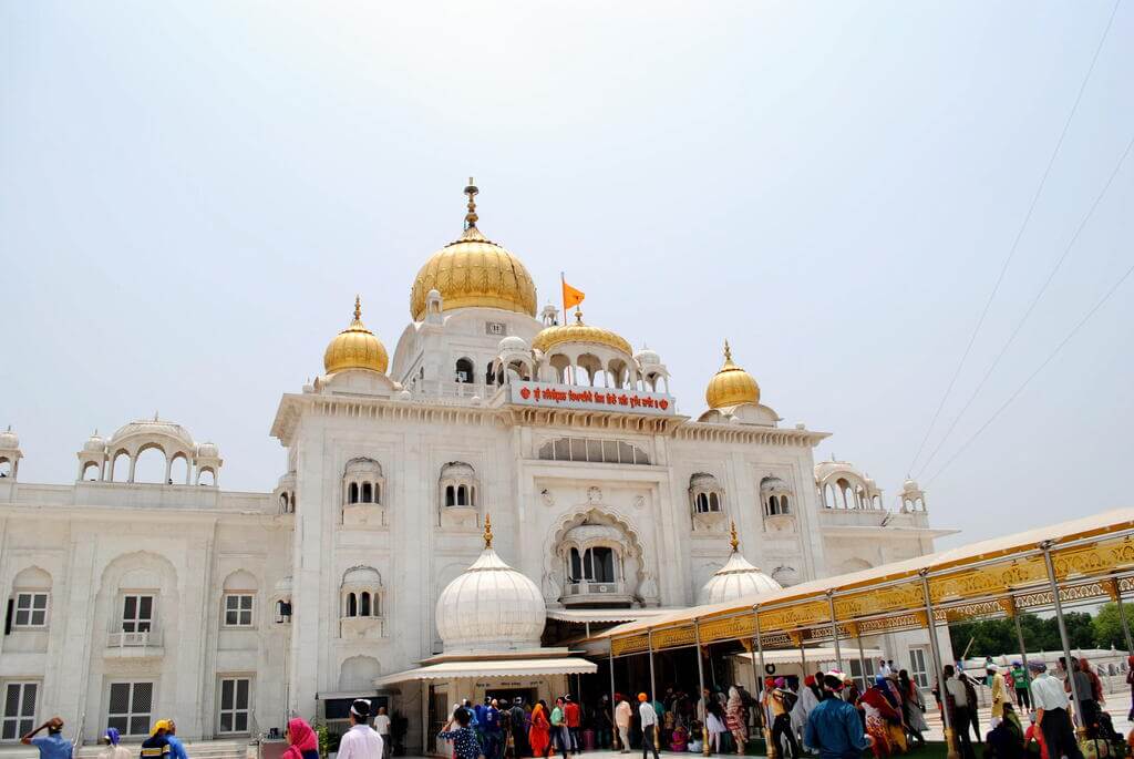 Acceso a la sala principal del templo Gurudwara Bangla Sahib