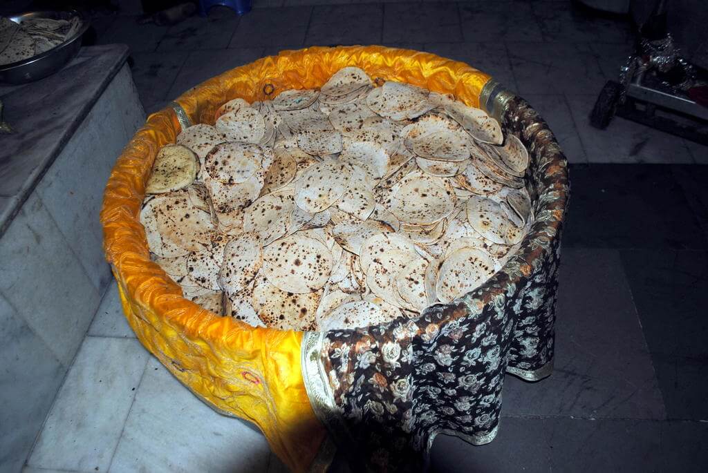 Naan, pan indio recién hecho Naan, pan indio