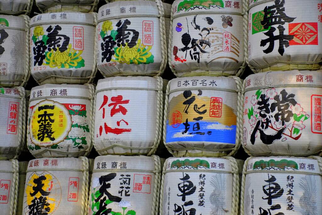 Barriles de sake como ofrenda en la entrada al Santuario de Meiji