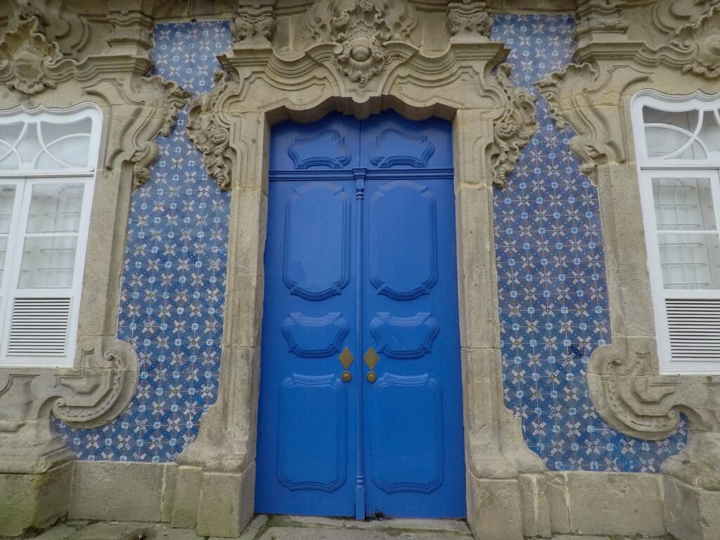 Detalle de la puerta de entrada a la Casa do Raio