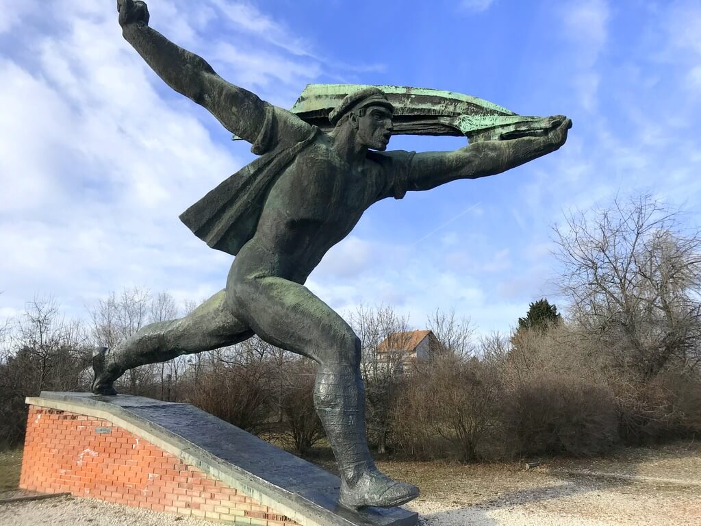Una de las estatuas más famosas del parque Memento park de Budapest