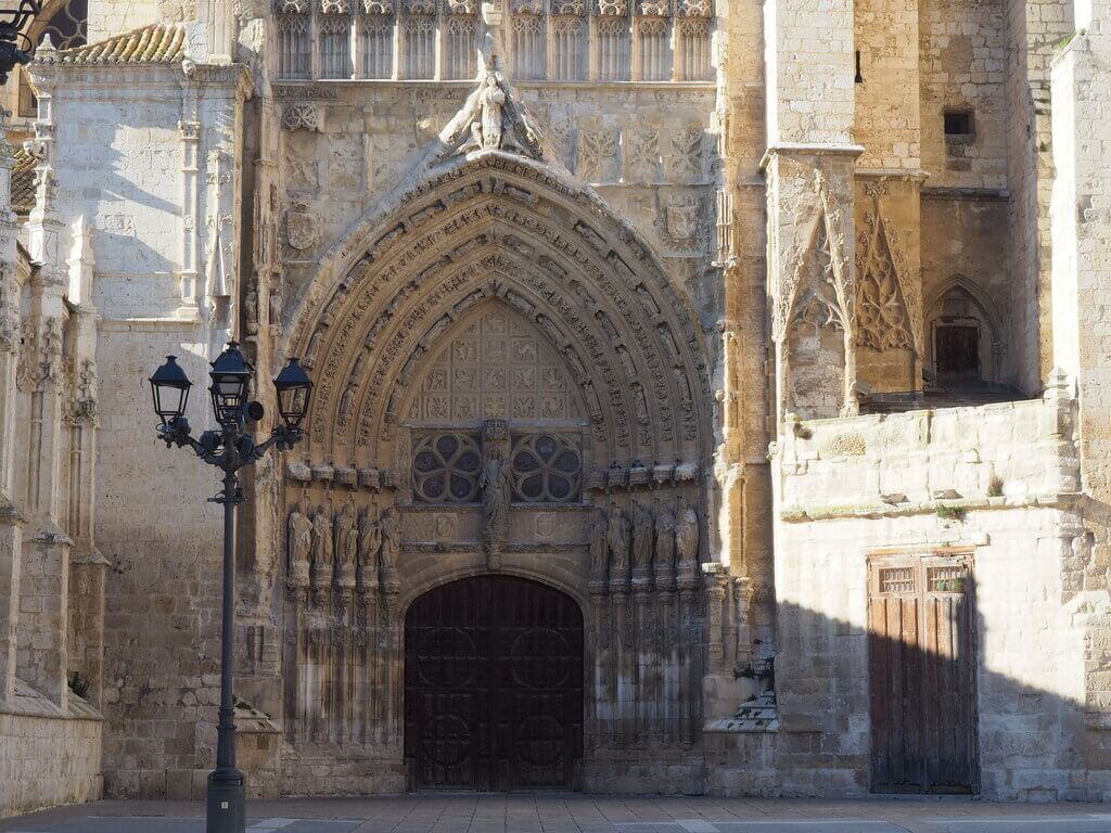 Una de las puertas de acceso a la Catedral