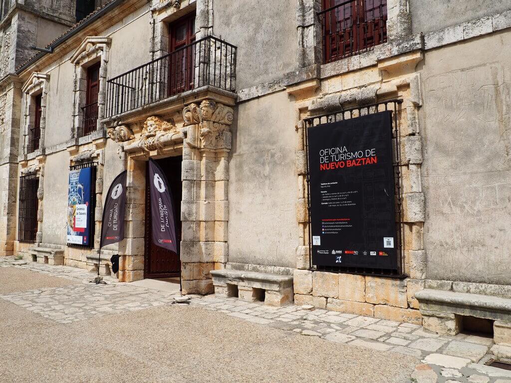 Puerta de entrada a la Oficina de turismo