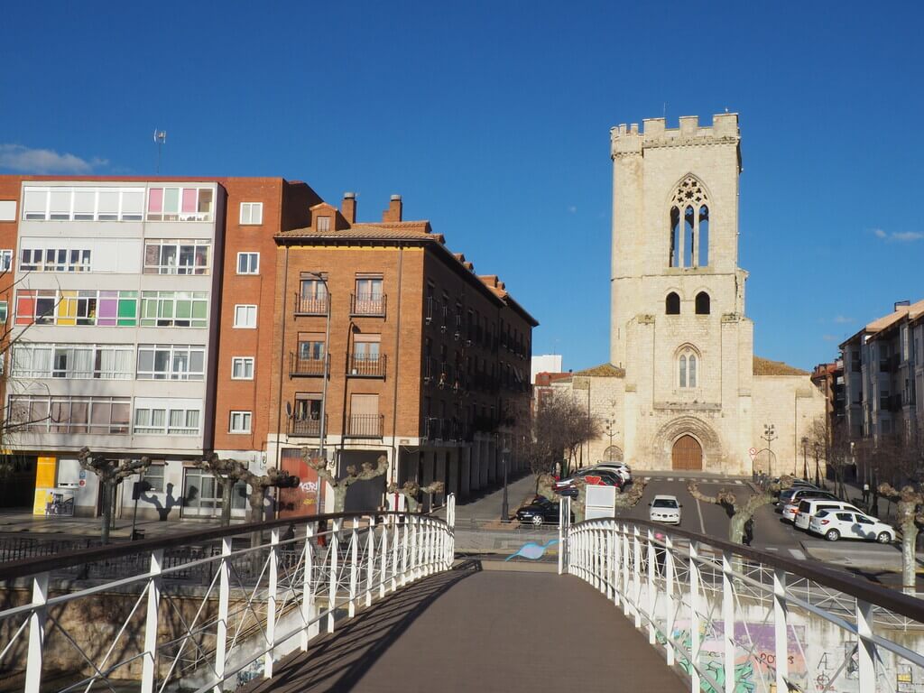 Iglesia de San Miguel desde el puente metálico de enfrente