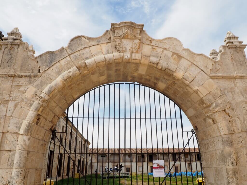 Arco que comunica la Plaza del secreto con la Plaza de las fiestas