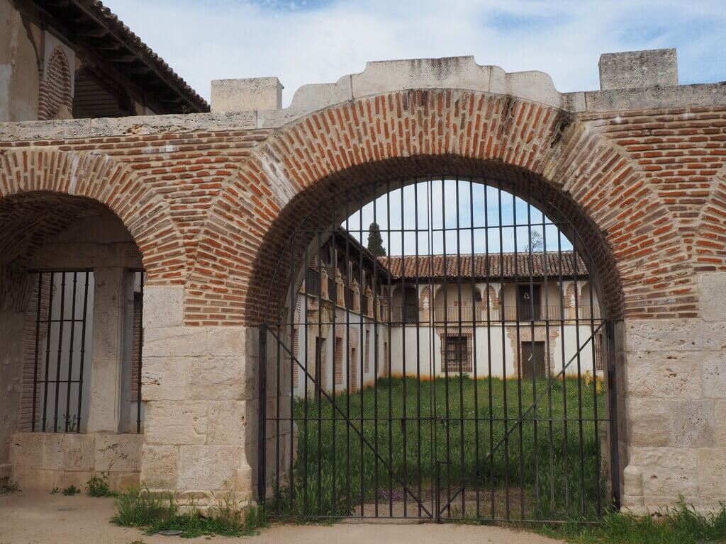 Arco que comunica la Plaza de las fiestas con el Centro de interpretación