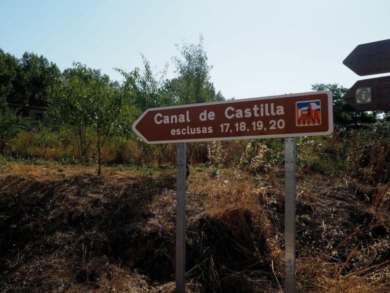 Un paseo en barco por el Canal de Castilla Munhecaviajera