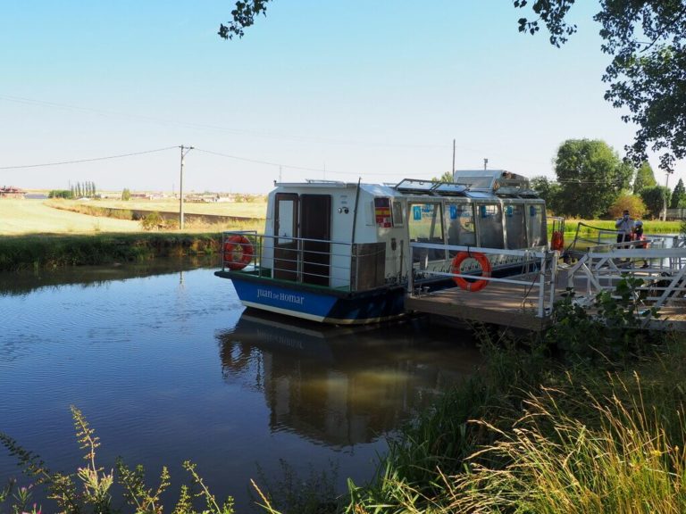 Un paseo en barco por el Canal de Castilla Munhecaviajera
