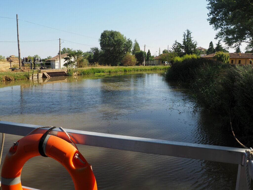 Navegando por el Canal de Castilla