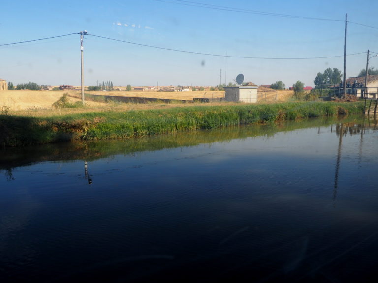 Un paseo en barco por el Canal de Castilla Munhecaviajera