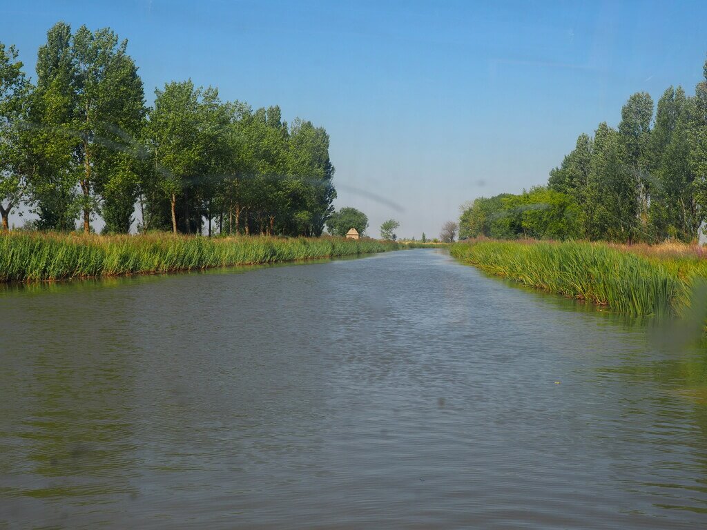 Canal de Castilla desde el interior del barco Juan de Homar