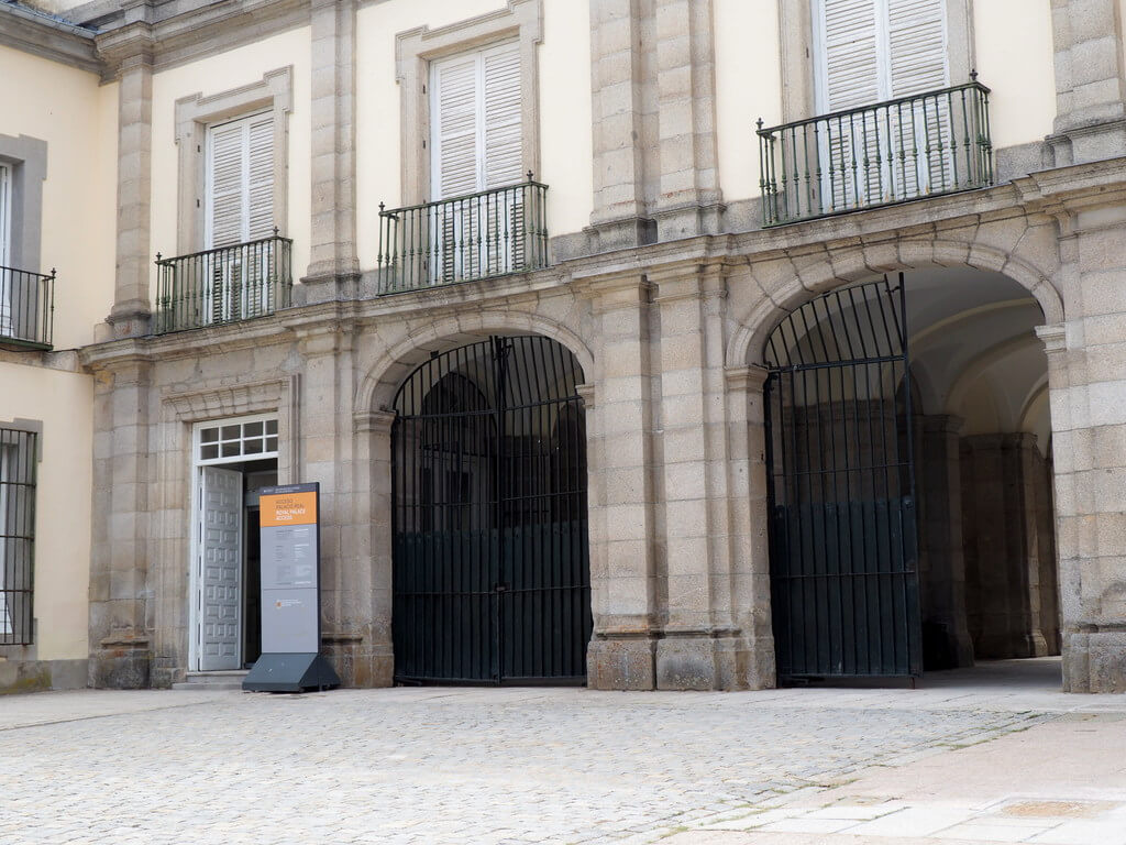 Puerta de acceso al palacio