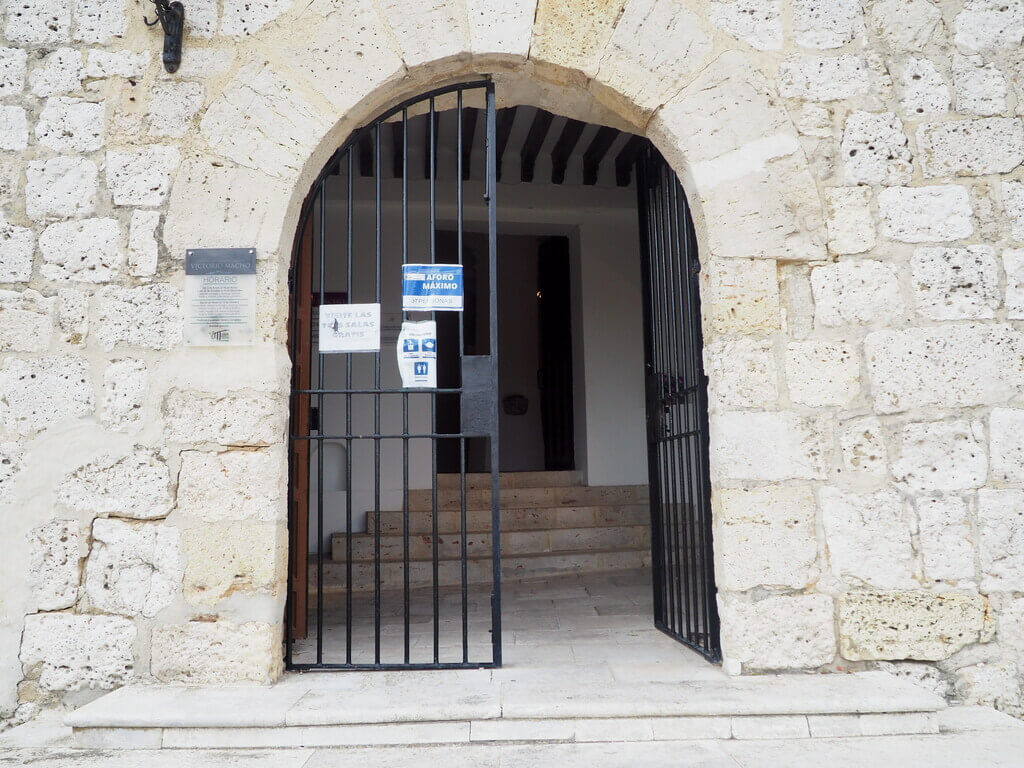 Puerta de entrada a la ermita de Santa María 