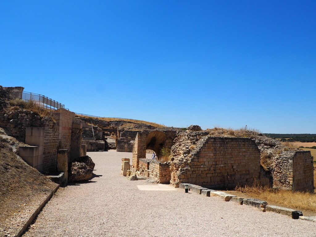 Camino de acceso al Anfiteatro de Segóbriga