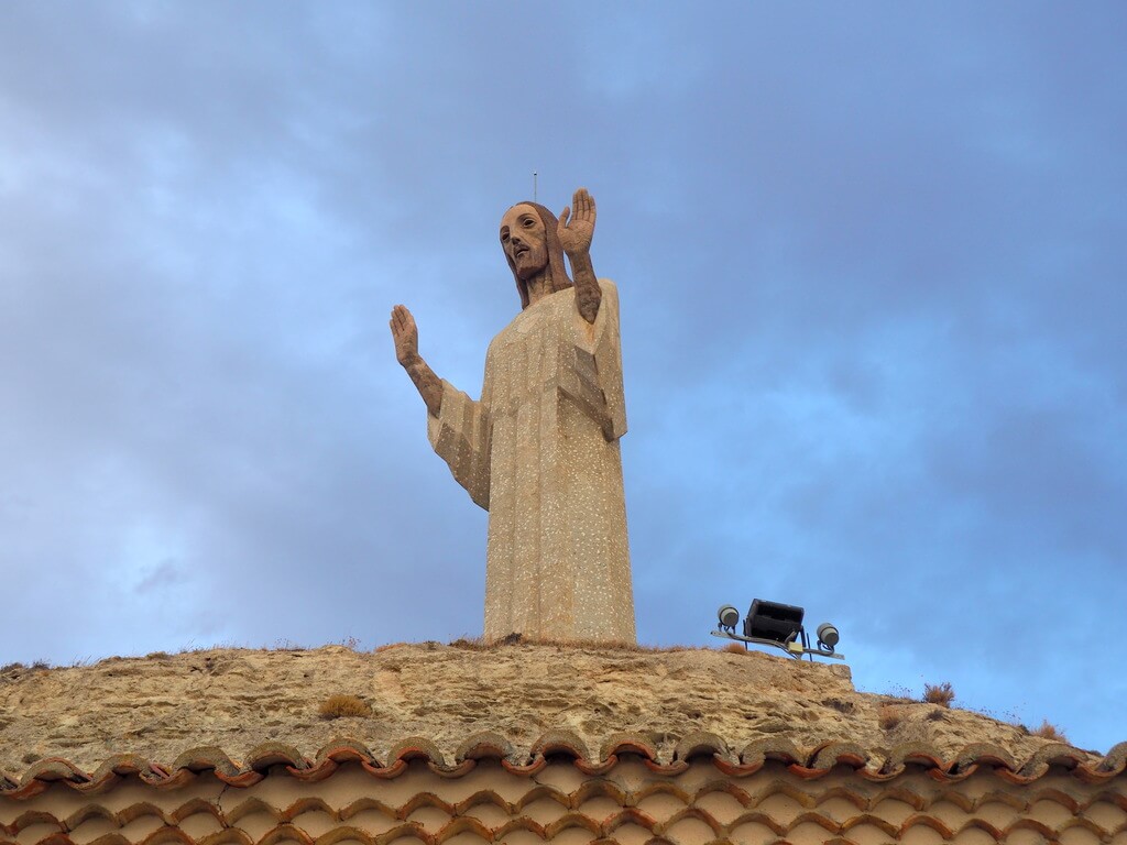 Victorio Macho descansa a los pies de su Cristo