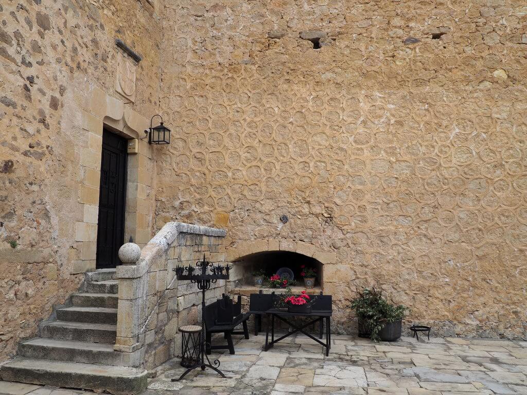 Patio interior del castillo - museo de Zuloaga