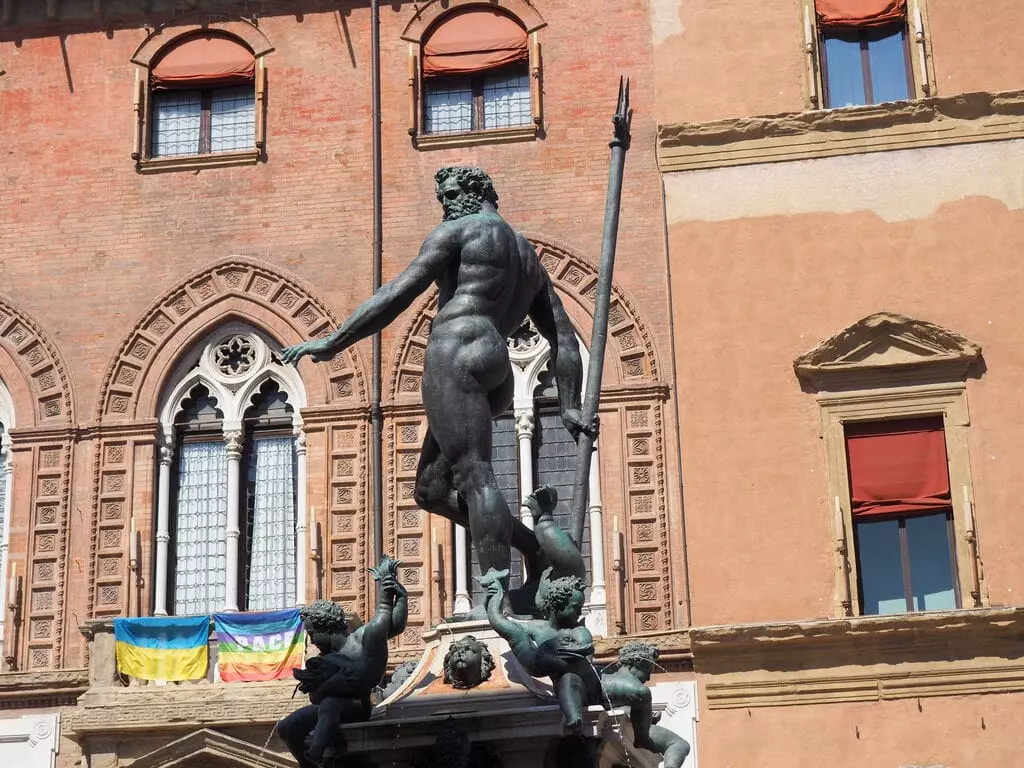 La Fuente de Neptuno desde un lateral de la plaza