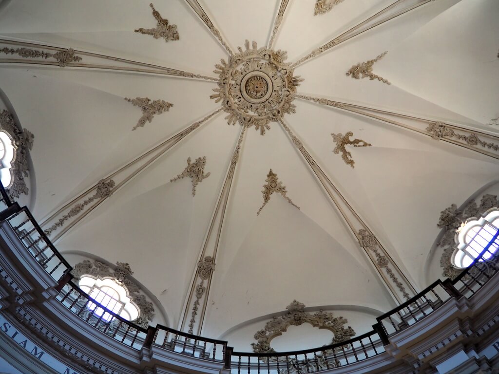 Cúpula interior de la iglesia