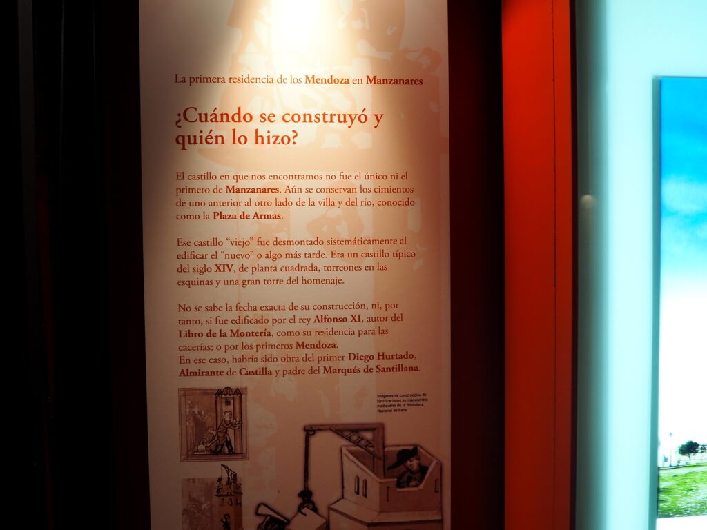 Panel explicativo con la historia del castillo