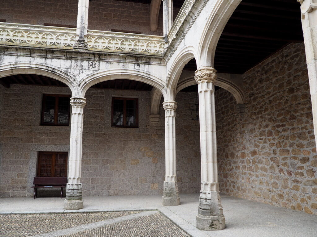 Detalle de los arcos del Patio de Armas