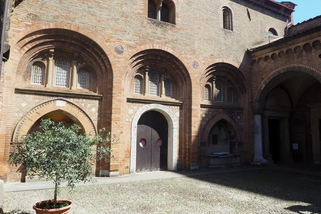 Patio de la Basílica de San Stefano