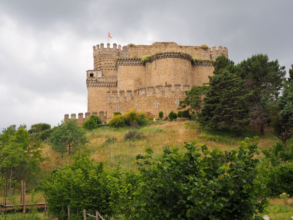 El castillo desde el camino que conduce a él