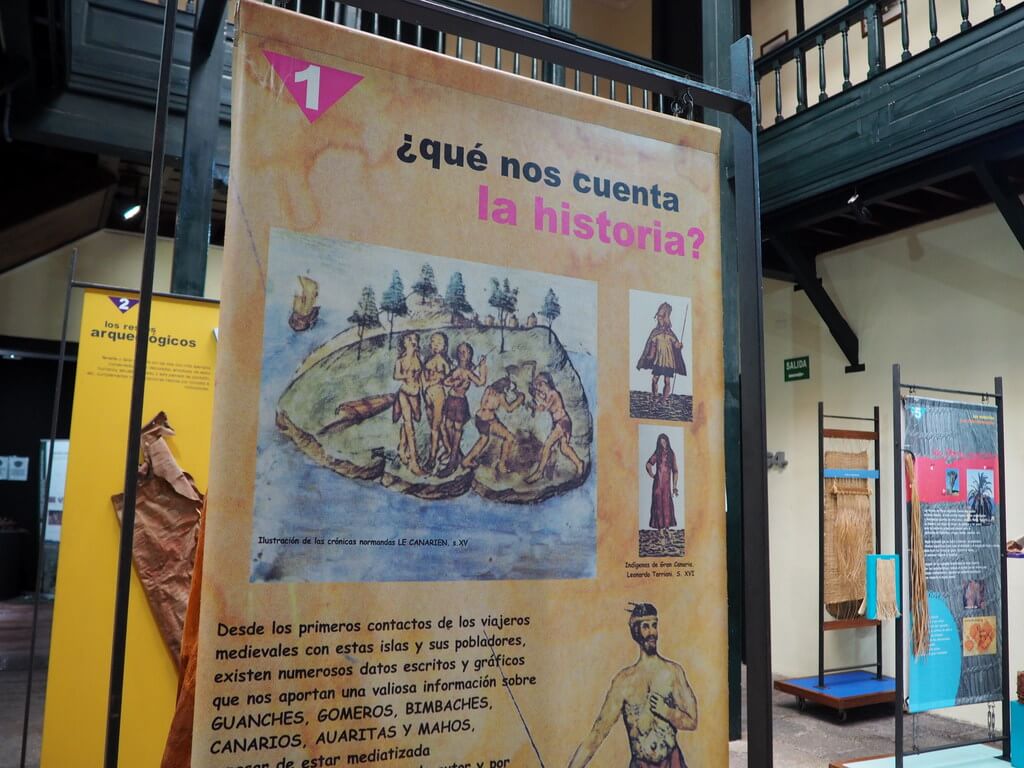 Carteles explicativos dentro del museo