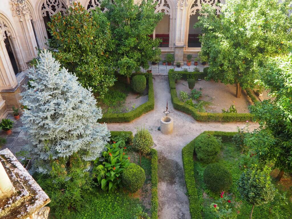 Jardín del claustro visto desde el piso superior