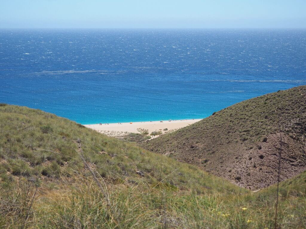 La Playa de los Muertos desde el sendero que conduce hasta ella