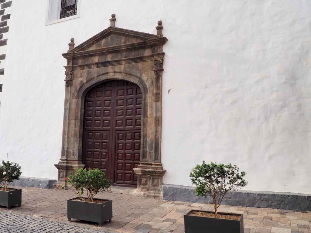 Puerta de entrada a la iglesia por la Plaza de la Libertad