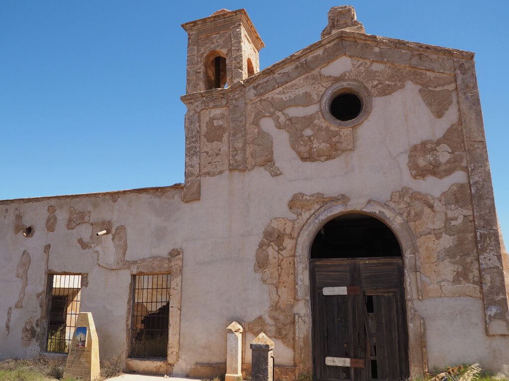 Detalle de la iglesia del Cortijo del Fraile