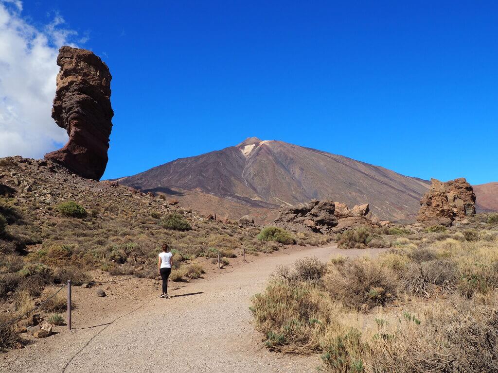 Roque Cinchado y al fondo el Teide