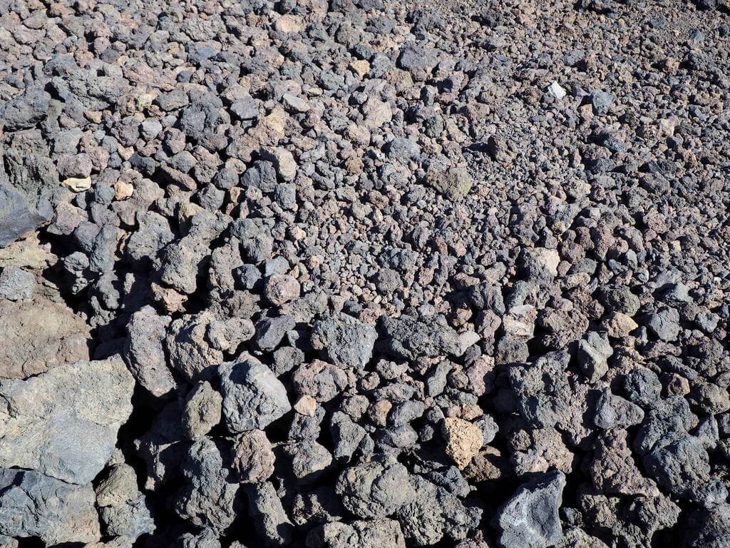 Fragmentos de lava solidificada junto al mirador de las Narices del Teide