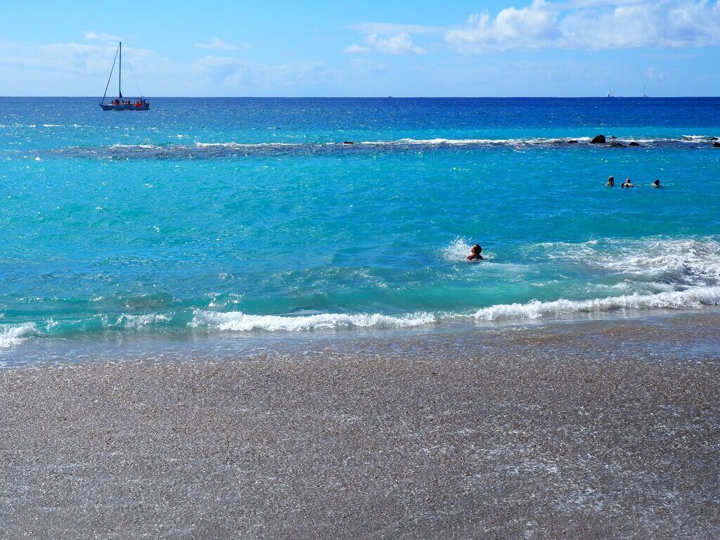 Aguas turquesas de la Playa del Duque