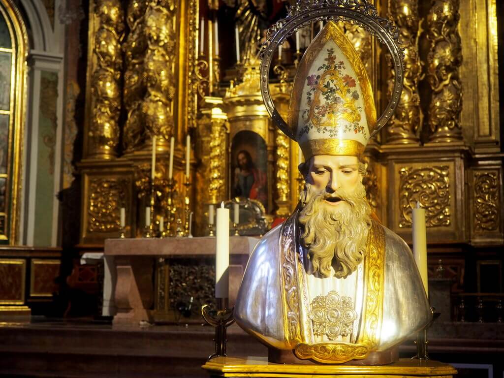 San Nicolás de Bari en el interior de la iglesia