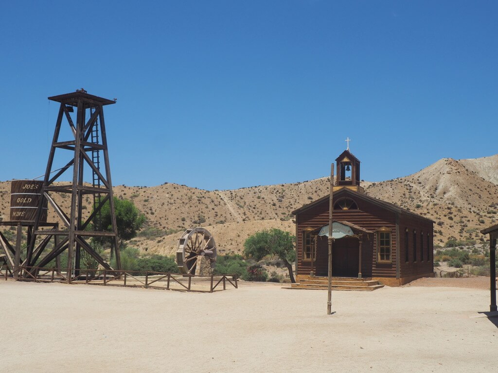 Iglesia del poblado del oeste