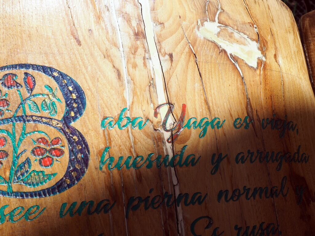 Libro de madera donde nos cuentan la historia de Baba Yaga