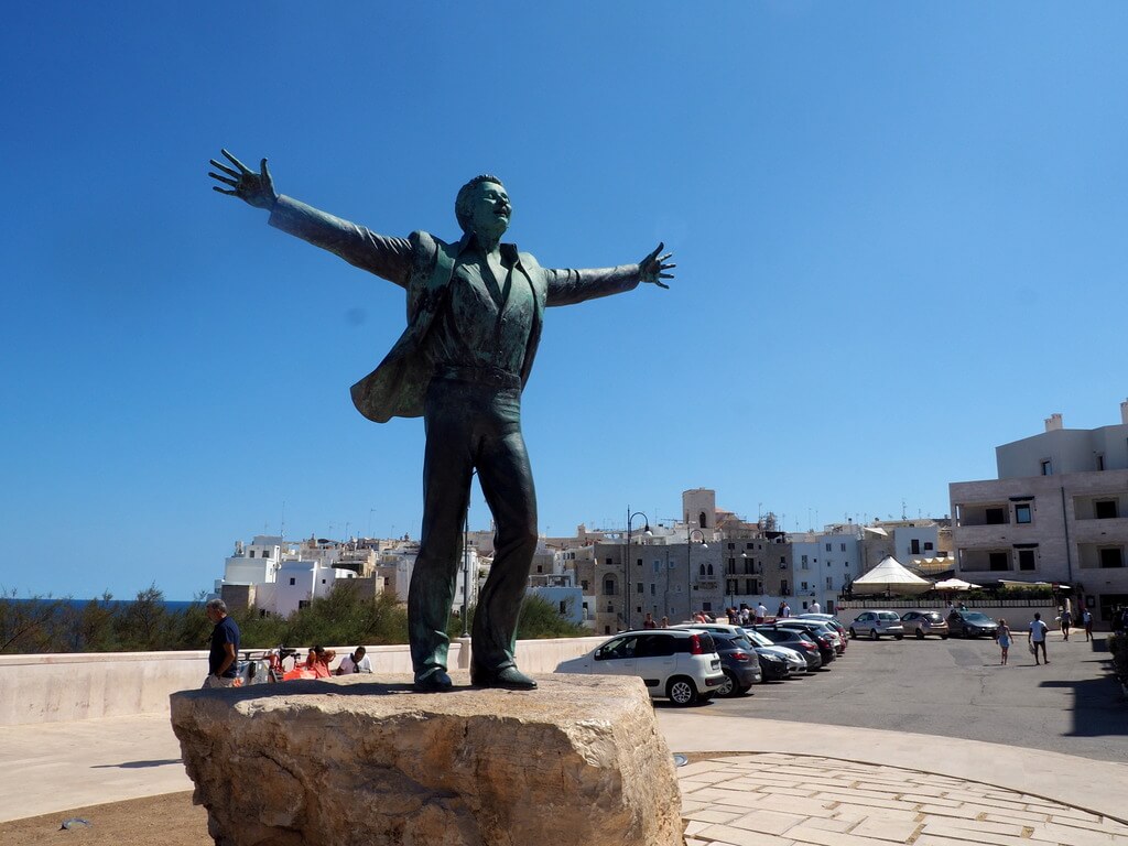 Estatua de Domenico Modugno