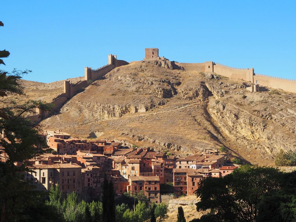 Panorámica general de las murallas de Albarracín