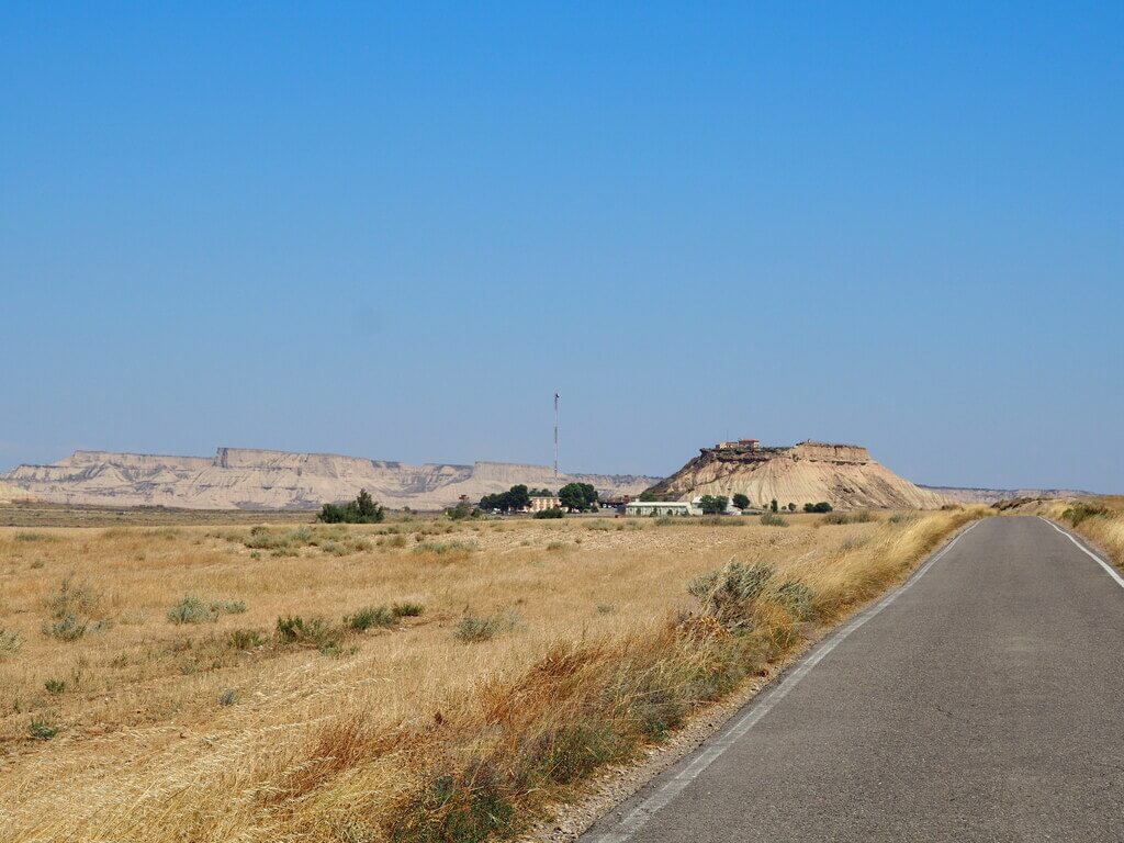 Al fondo el cuartel y el polígono de tiro de las Bárdenas