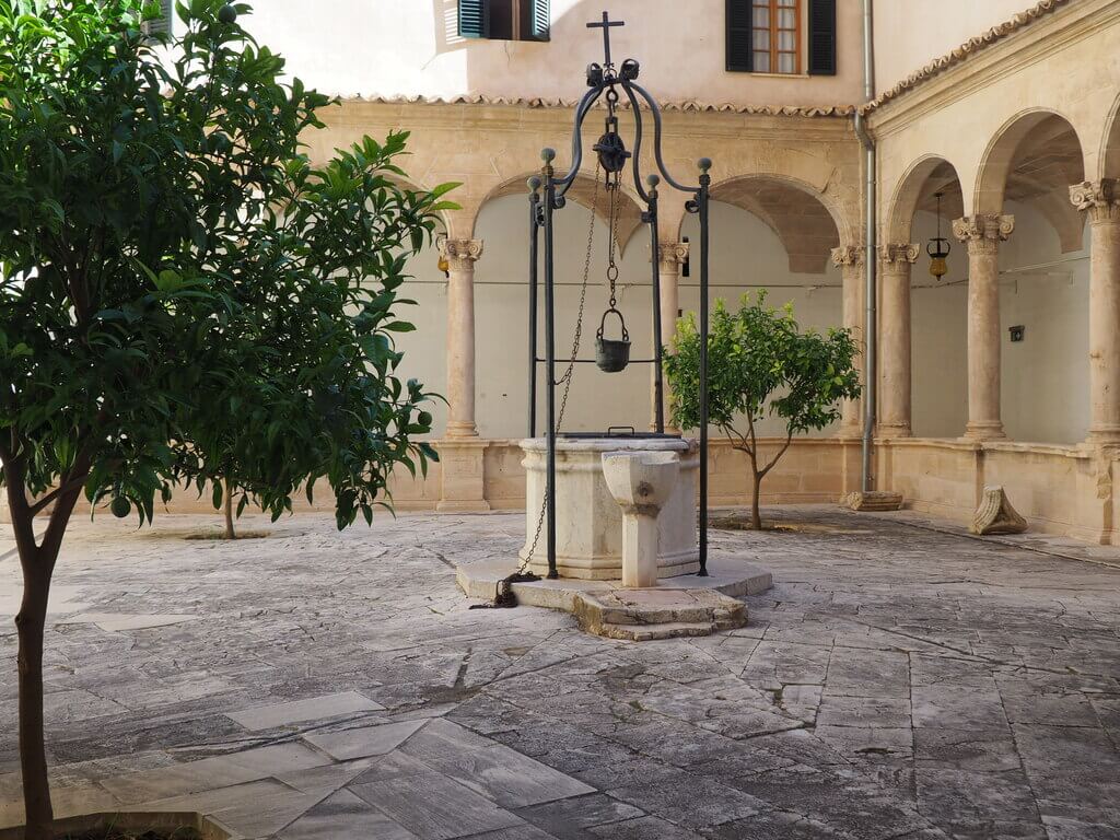 Patio del Claustro de la Catedral de Palma