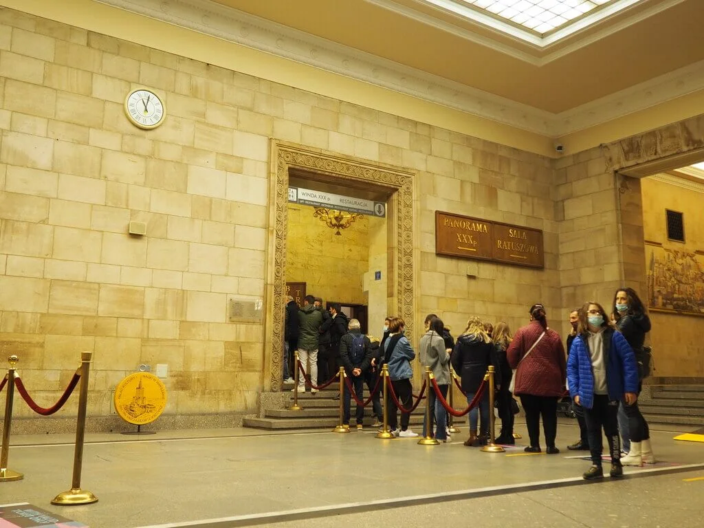 Fila para subir a la terraza