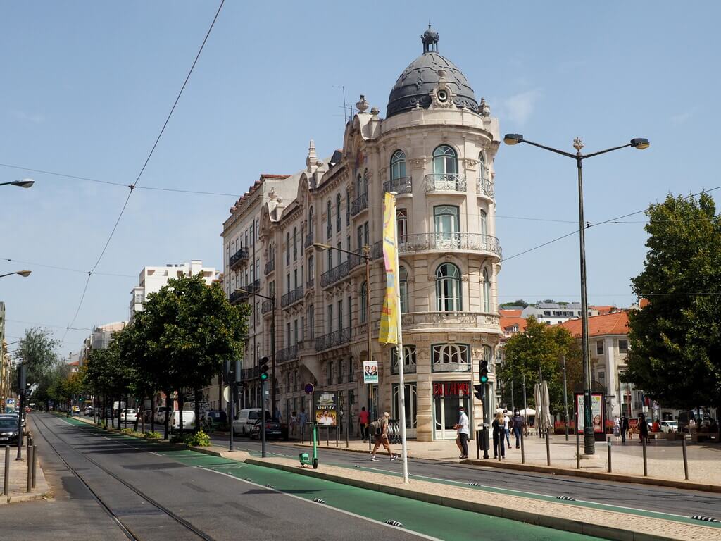 Un edificio estilo Flatiron en la Avenida Almirante Reis