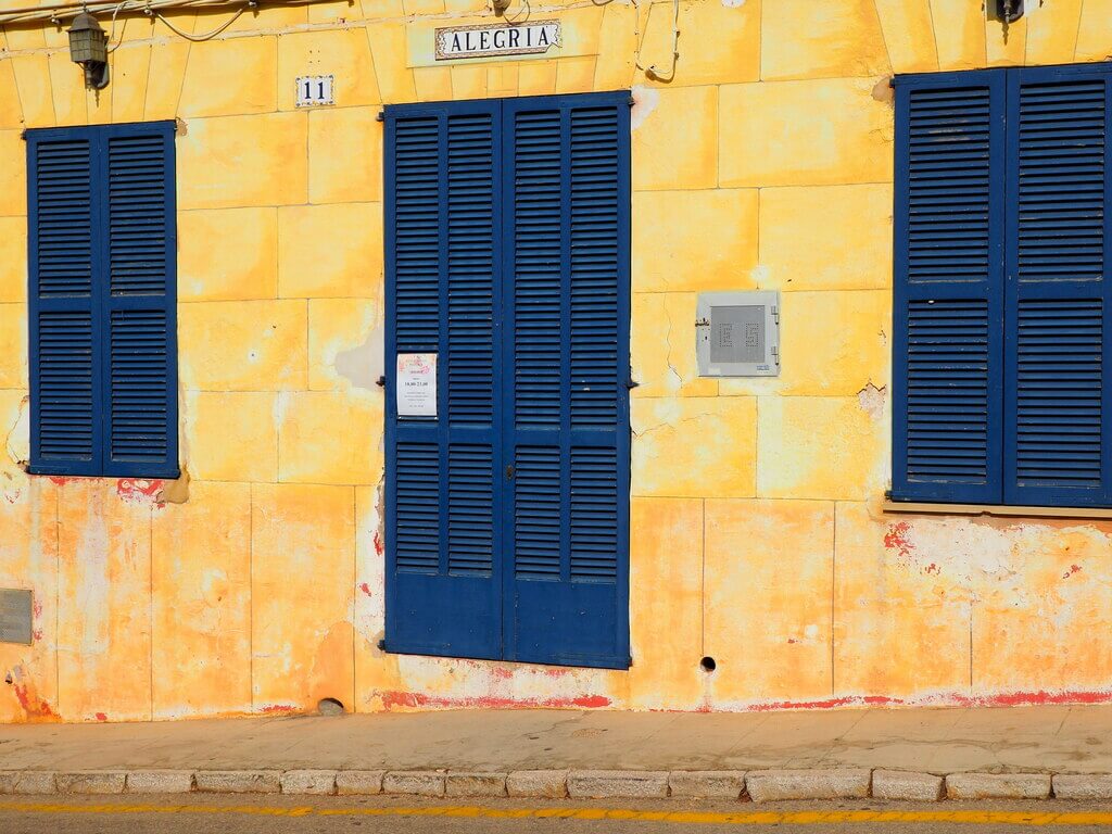 Fachadas de colores en Portocolom