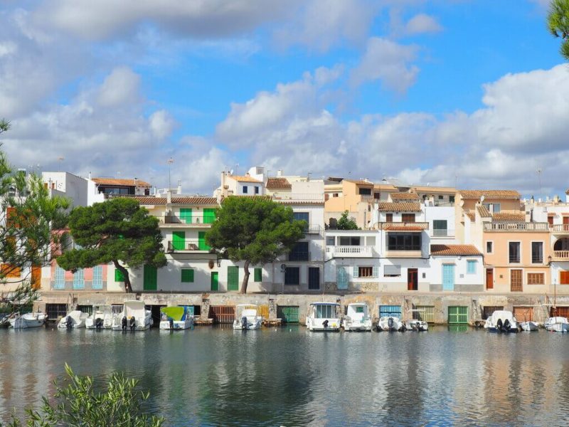 Qué ver en el colorido pueblo de Portocolom Munhecaviajera