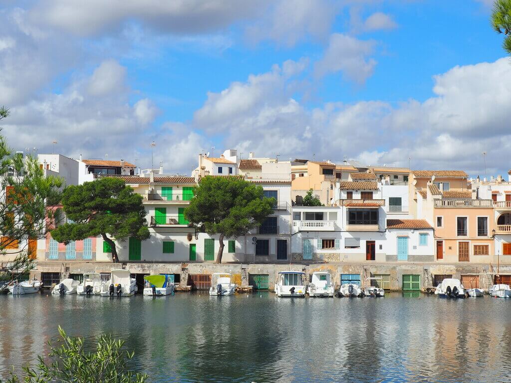 Casas a todo color en el puerto