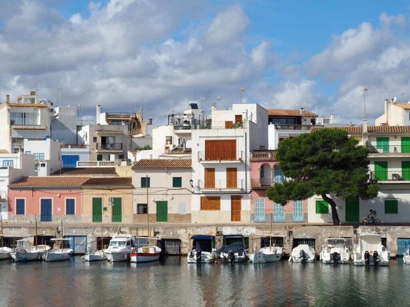 Qué ver en el colorido pueblo de Portocolom Munhecaviajera